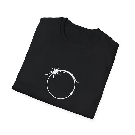 Folded black Heptapod unisex T-shirt with circular alien language graphic inspired by Arrival — Gefaltetes schwarzes Heptapod-Unisex-T-Shirt mit kreisförmiger Alienschrift, inspiriert von Arrival