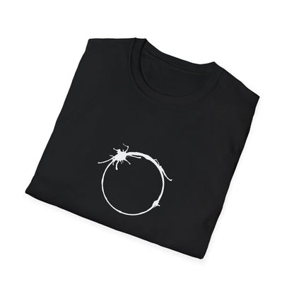 Folded black Heptapod unisex T-shirt with circular alien language graphic inspired by Arrival — Gefaltetes schwarzes Heptapod-Unisex-T-Shirt mit kreisförmiger Alienschrift, inspiriert von Arrival